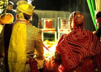 शास्त्रों के अनुसार जाने किन कार्यों में पत्नी को दायीं और कब बाईं ओर होना चाहिए…?