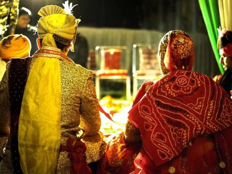 शास्त्रों के अनुसार जाने किन कार्यों में पत्नी को दायीं और कब बाईं ओर होना चाहिए…?